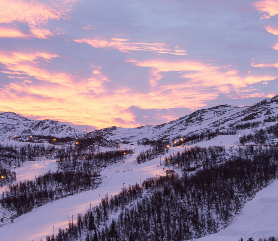 Morgenstund. Familien Liodden er morgenfugler når de er på hytta. Her får de med seg soloppgangen over skibakken.