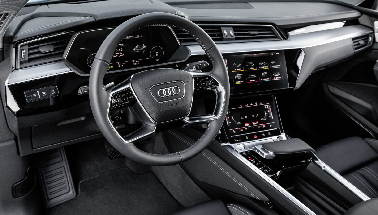 BERØRT: Cockpiten i Audi e-tron minner om den i A8 og Q8. Knapper er erstattet av berøringsskjermer.