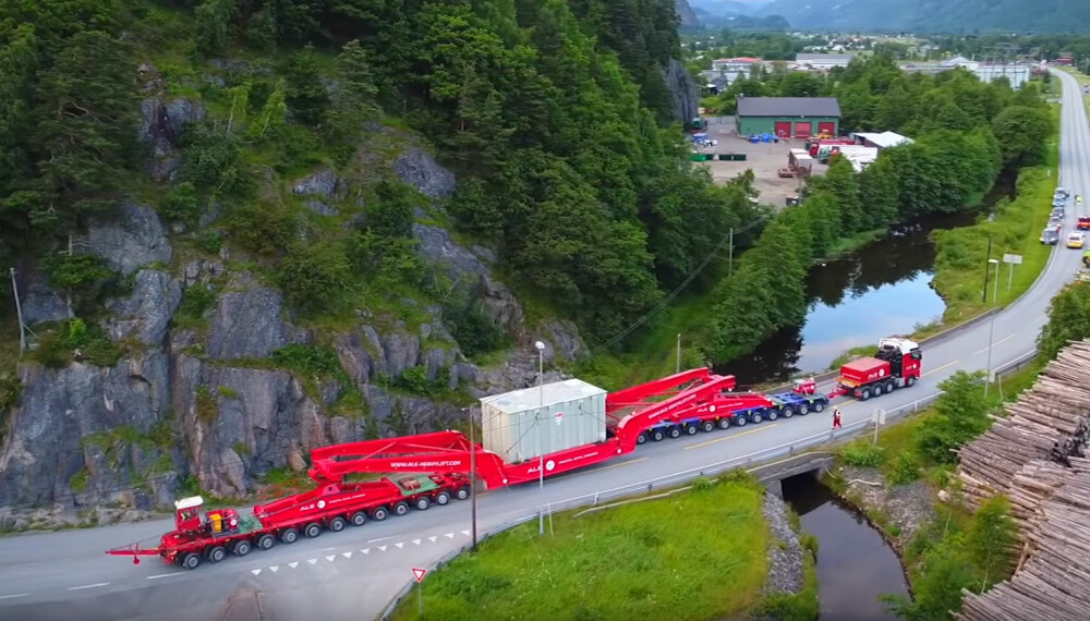 LITT AV ET SKUE: Det er nesten ufattelig at det 74 meter lange, tre meter brede og 352 tonn tunge vogntoget greier greier å manøvrere seg over broer og gjennom tettsteder uten uhell av noe slag.