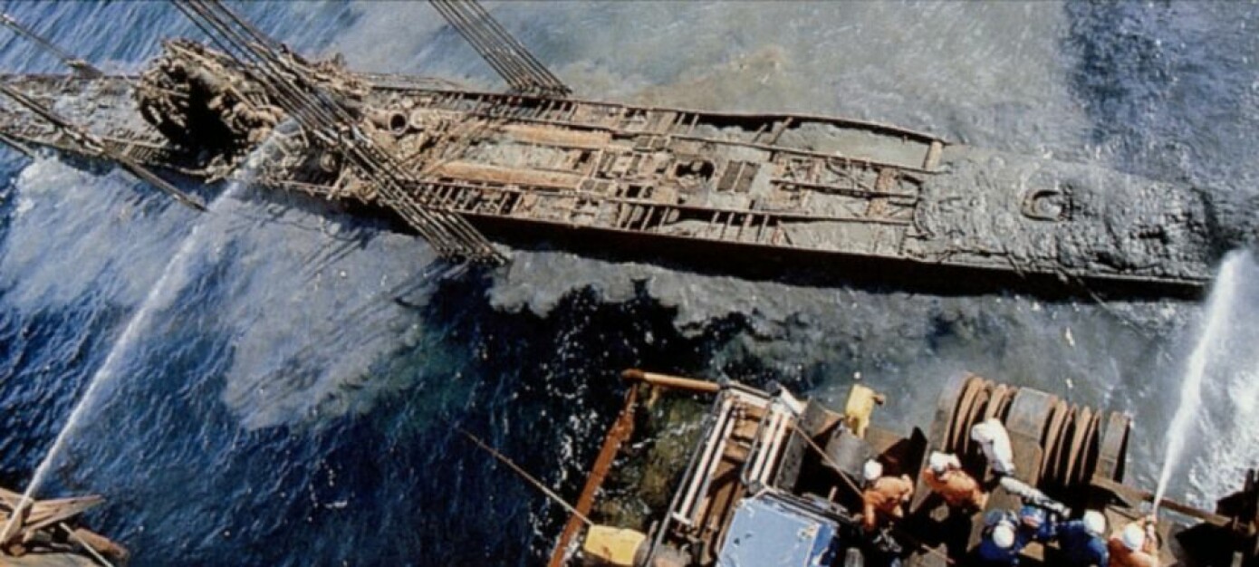 HEVET: Endelig skulle man få vite hva ubåten skjulte, og spenningen var stor.