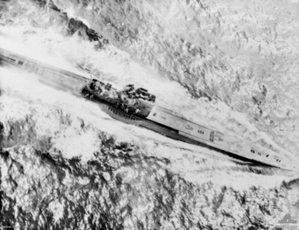 Bildet er tatt under angrepet på ubåten, av ett av Liberator-flyene