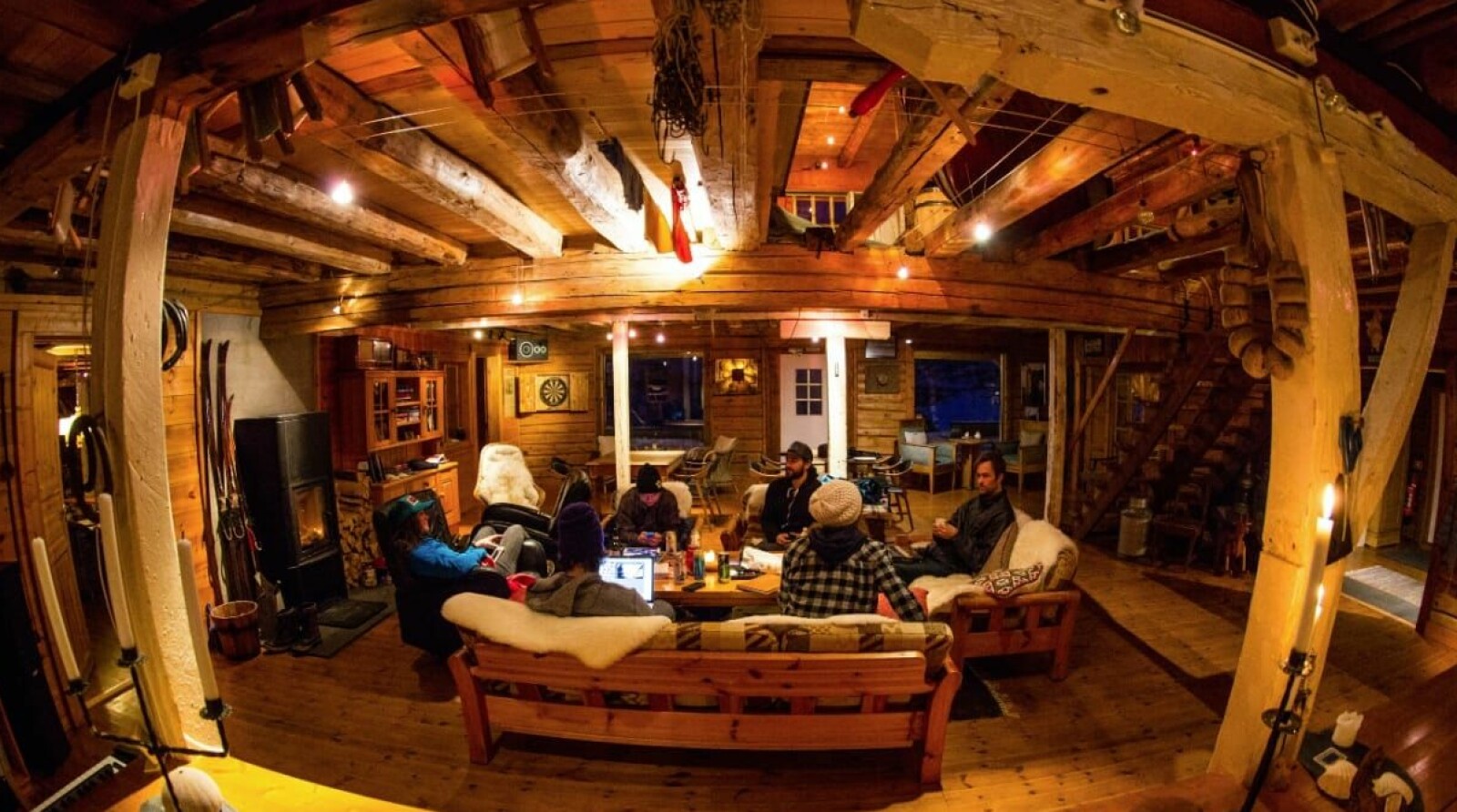OPPLADING: På Lofoten Ski Lodge finner du en hjemmekoselig atmosfære, og mange hyggelige toppturinteresserte