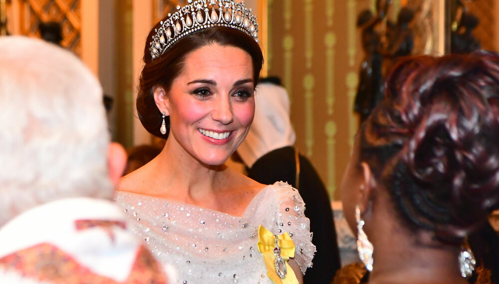 STRÅLER: Hertuginne Kate var kveldens ubestridte midtpunkt på diplotmatmiddagen på Buckingham Palace sist uke.