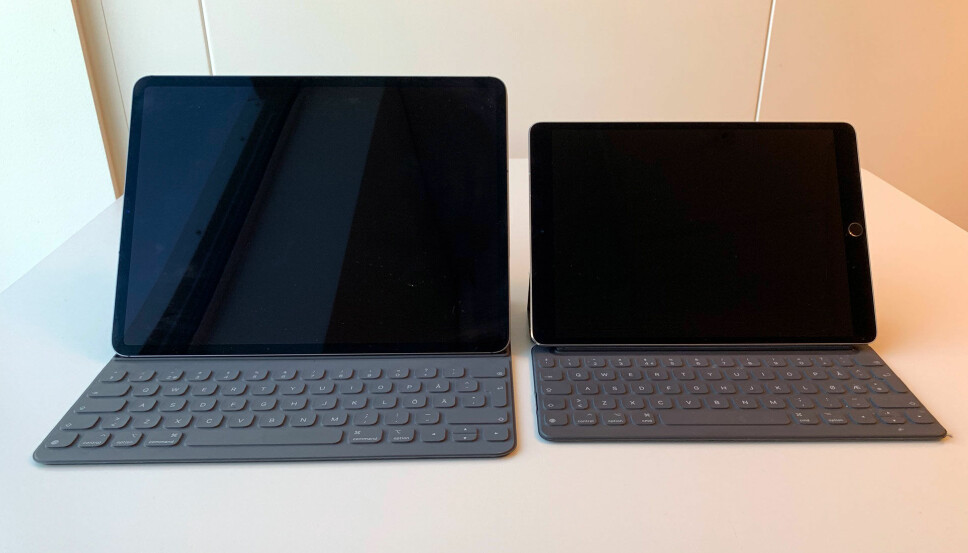 <b>SOLID OPPGRADERING:</b> Til venstre ser du 2018-modellen av iPad Pro med 12,9 tommers skjerm. Det er en solid oppgradering sammenliknet med 2017-modellen av iPad Pro til høyre, med 10,5 tommers skjerm.