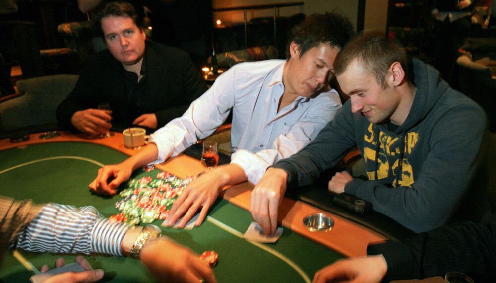 PÅ POKERGALLA: I januar 2009 dukket Petter opp hos Vi Menn for første gang, på Pokergalla. Her i lystig passiar med pokerstjerne Johnny Lodden.