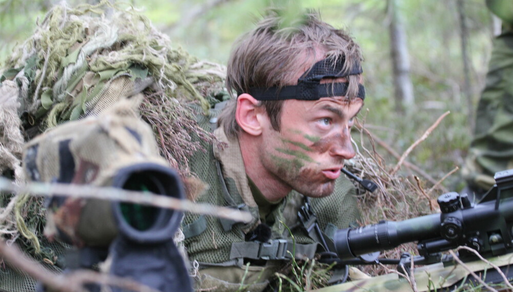 IN THE ARMY NOW: Petter tester skarpskytterifle på Rena.