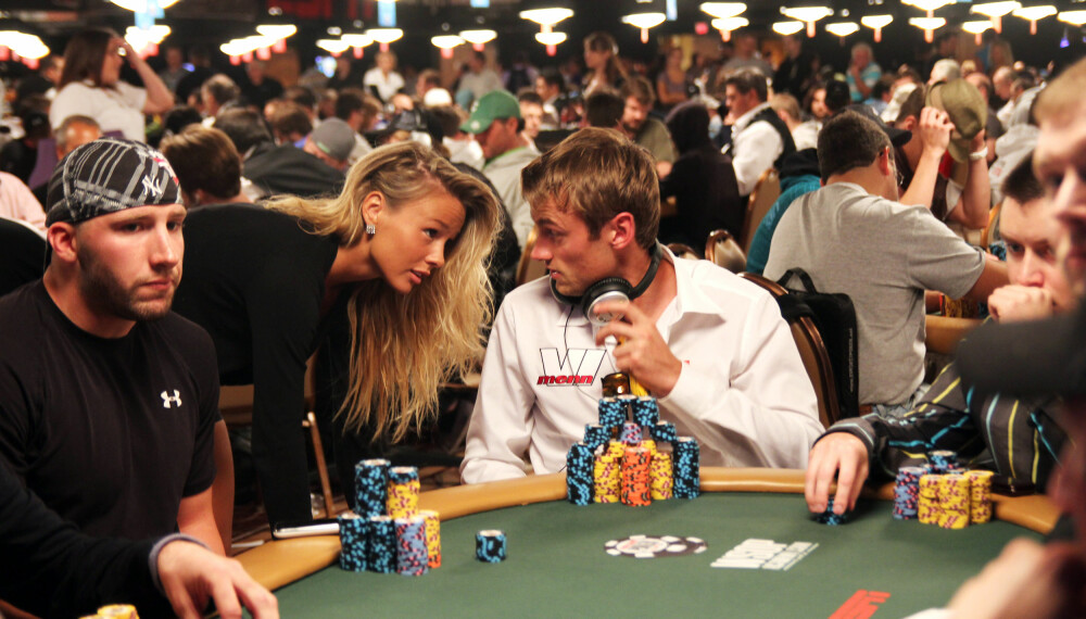 BYGGER STACK: Ex-kjæreste Rachel Nordtømme beundrer Petters tårn av chips under poker-VM i Las Vegas 2011.