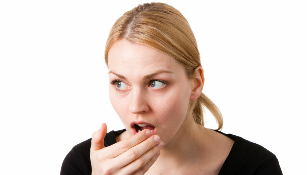 DÅRLIG ÅNDE: Dårlig ånde skyldes som oftest bakterier på tungen og plakk på tennene eller tannkjøttlommene.Heldigvis finnes det gode råd for deg som sliter med dette.