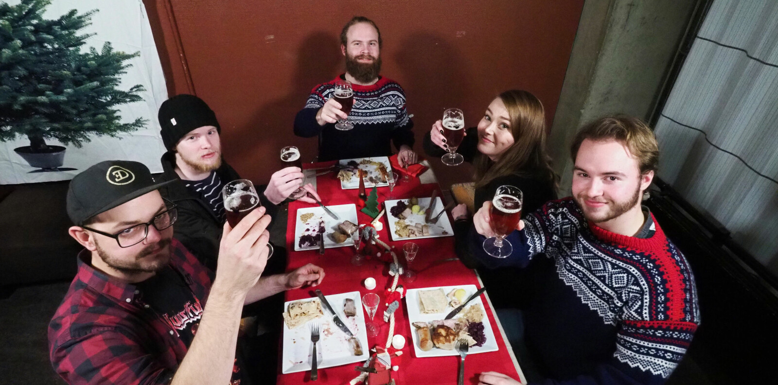 <b>GOD STEMNING:</b> Håkon, Espen, Eivind, Charlotte og Knut utgjorde vårt testpanel. – Når du har drukket sju øl og sju akevitt, kan du ikke kjøre kollektivt engang, mente Espen dagen etter.