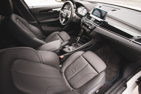 <b>TYPISK BMW:</b> Stram stil i X2-interiøret.