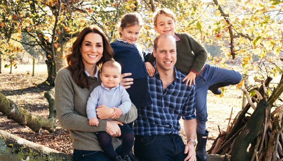 ÅRETS JULEKORT: Kate og William med sine tre barn, Lous, Charlotte og George, på årets julekort fra Kensington Palace.