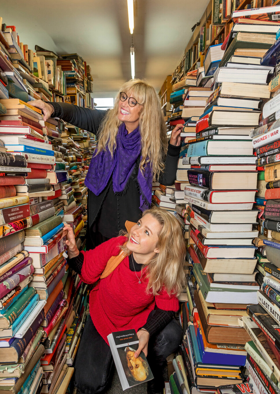 BELEST DUO: Både Hanne og Amalie elsker å lese bøker. Her er de på handel i en helt spesiell bokhandel i Glasgow.