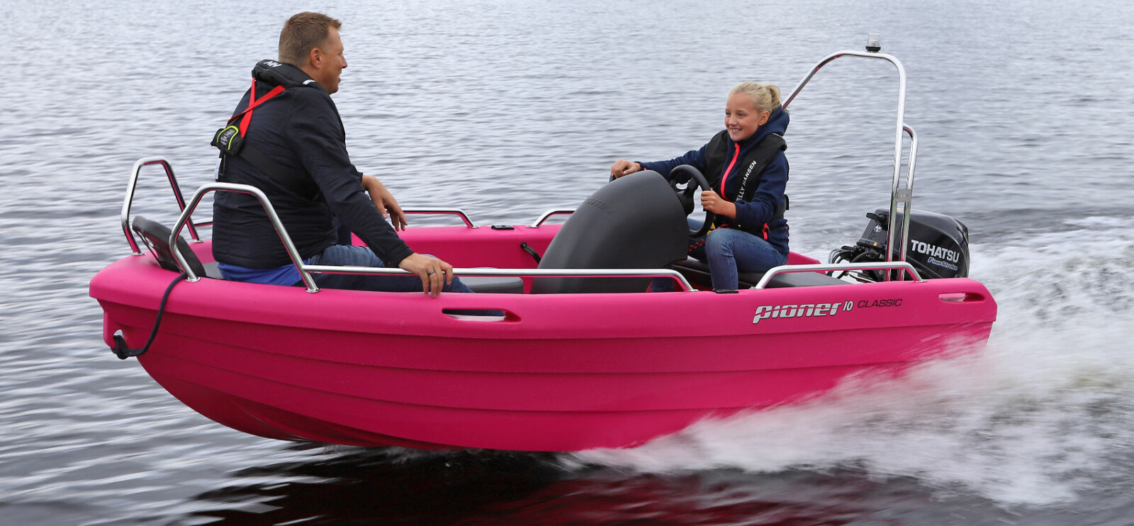 KJØREGLEDE: Med full utstyrspakke, lekker rosafarge og morsomme jolleegenskaper kommer det fort et smil om munnen om bord i Pioner 10 Classic.