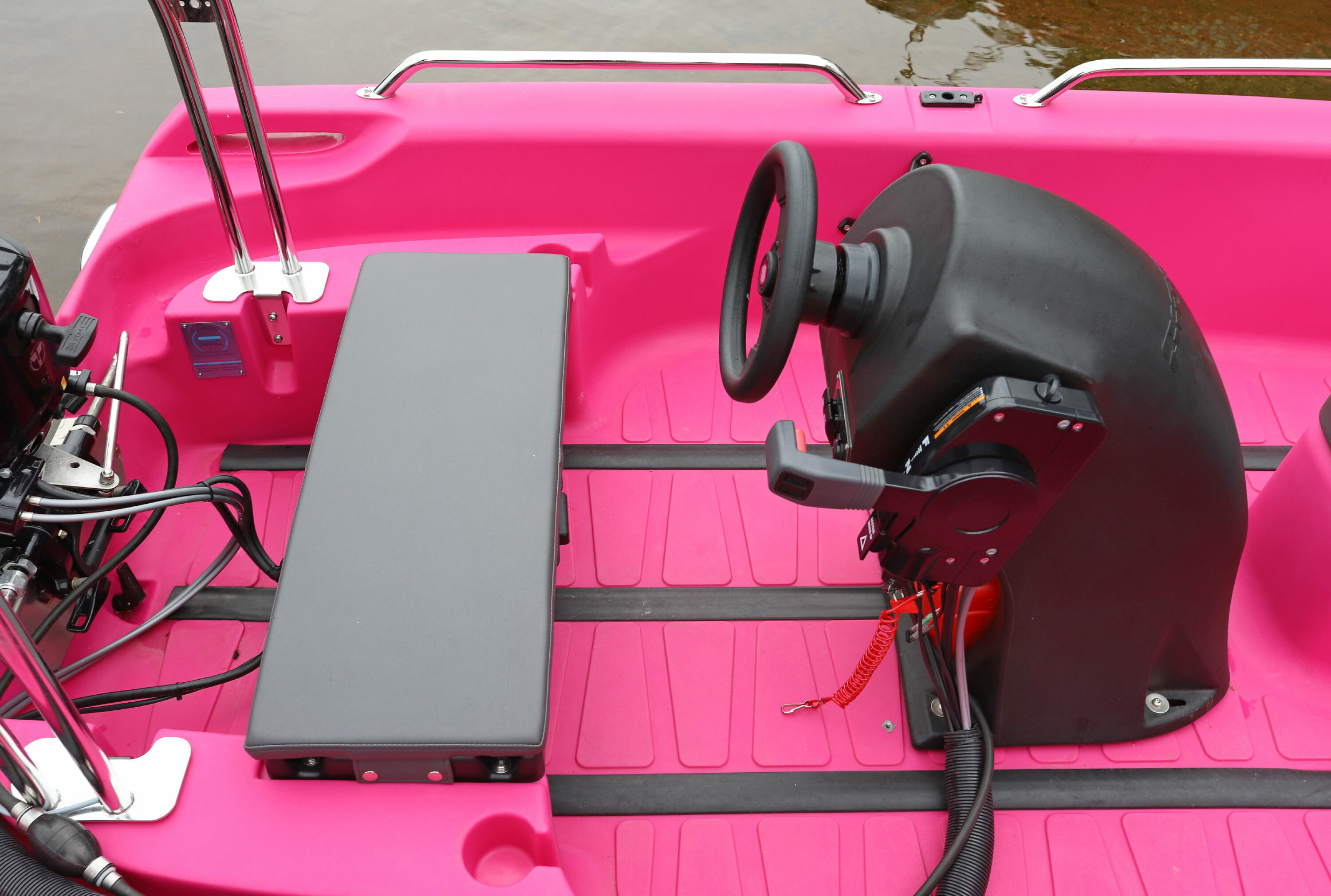 KONSOLL: Styrekonsoll kan være kjekt med største motor på 10-foteren. Det er det også plass til tanken. Som de øvrige båtene i denne testen er det selvdrenerende dørk.