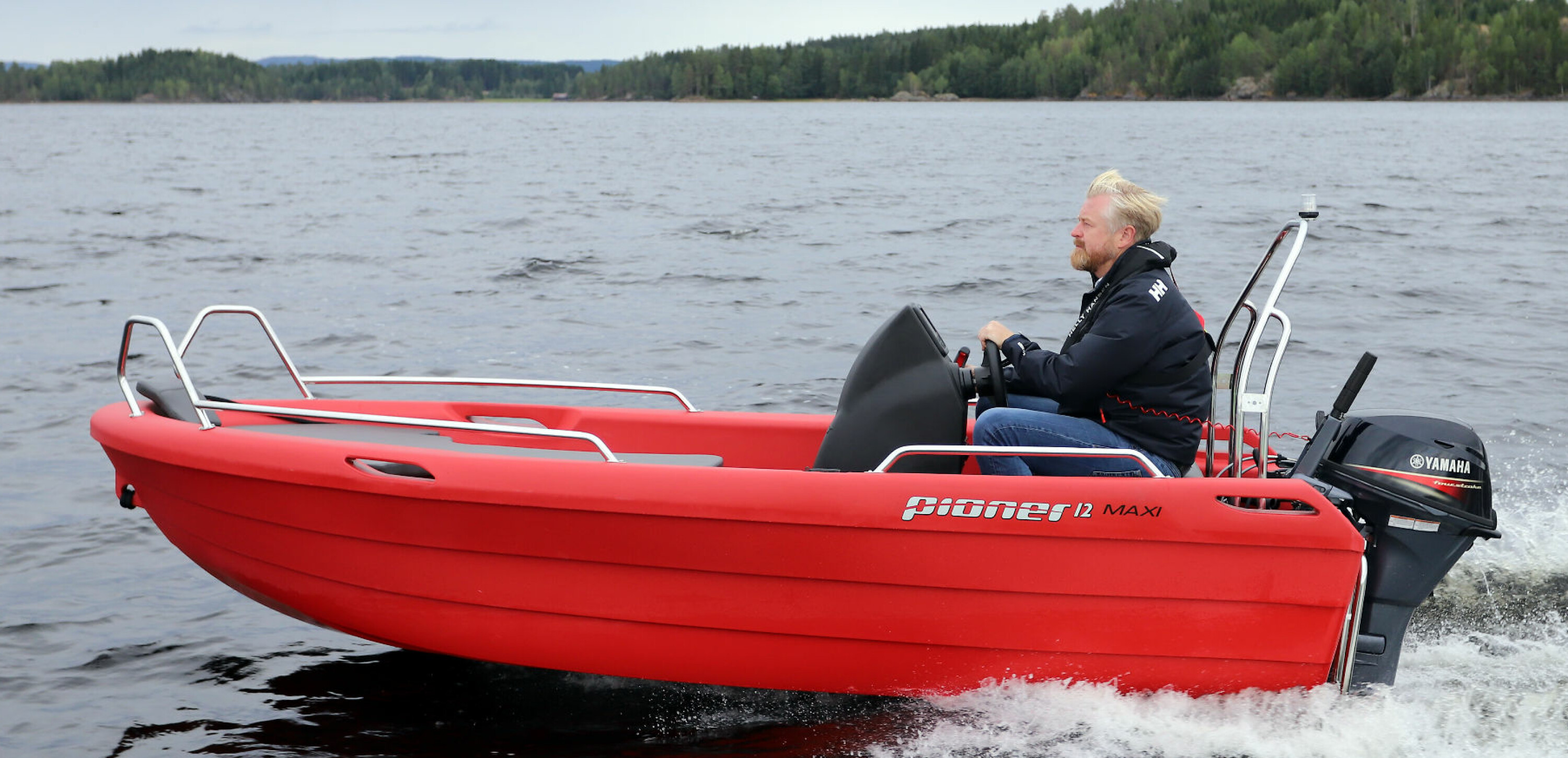 STØDIG: Pioner 12 Maxi er en lettkjørt og trygg småbåt. Konsollen har til og med plass til en liten kartplotter.