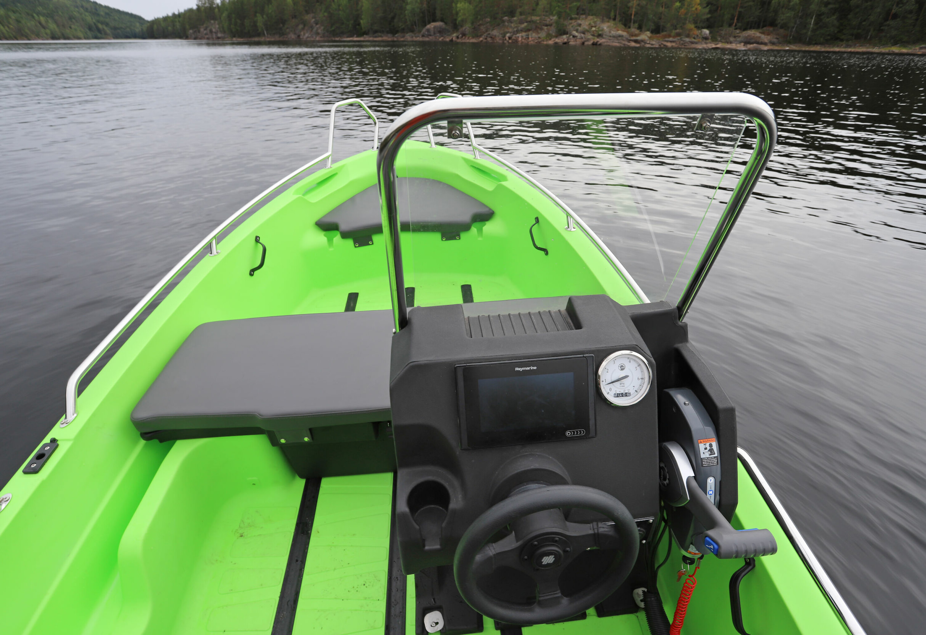 BESKYTTER: Mulighet for konsoll med vindskjerm utvider bruksområdet i 14 Active. Også mulig med liten kartplotter.