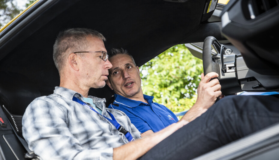 NERVØS: Jeg skulle få med meg alt, men husket ingenting. Mannen i blå skjorte er instruktør.