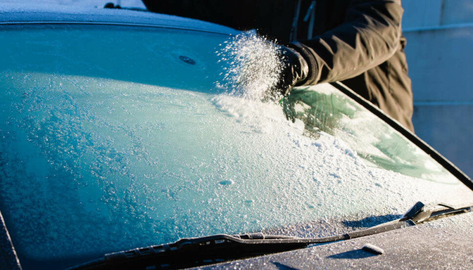 Is og snø på frontruten må fjernes før du kjører om vinteren. Her er regelen at du skal ha sikt tilsvarende det feltet vindusviskerne dekker.
