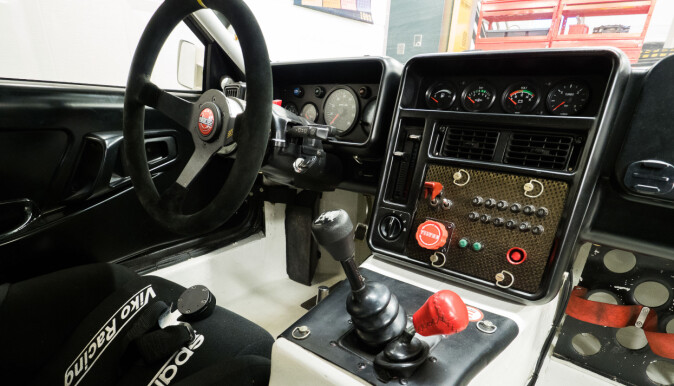 KOMPLISERT: Bak rattet i en RS200 er det instrumenter, spaker og brytere nok til å gjøre en jagerpilot lykkelig.