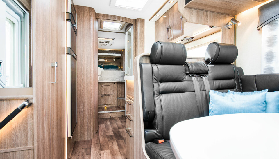 HJEM KJÆRE HJEM: Etter en lang reisedag venter mykt skinn i en liten leilighet.