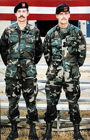 <b>DREPT: </b>Delta-soldaten Randy Shughart (t.v) og Gary Gordon forsøkte å redde Durant og m,annskapet på Super Six-Four, men overmakten ble for stor. De to heltene mottok begge Medal of Honor posthumt.