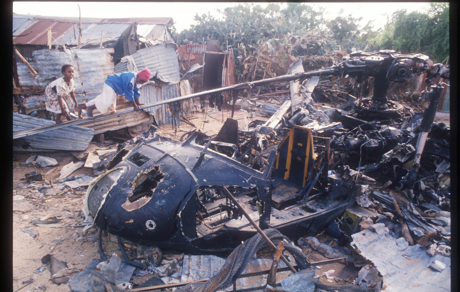 <b>SKUTT NED:</b> Vraket av et Black Hawk-helikopter i Mogadishu ble ansett som et trofé.
