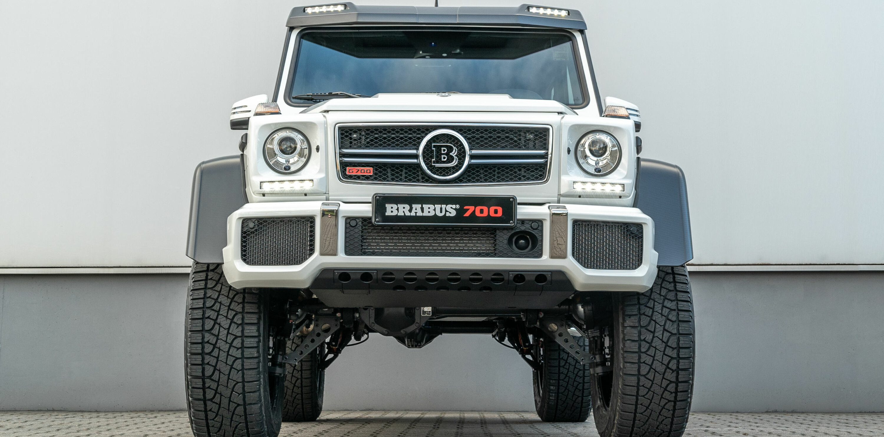 HØYT HEVET: Voldsomme ytelser og spesifiksjoner - og langt navn: Dette er Brabus 700 4x4² 'one of ten' Final Edition