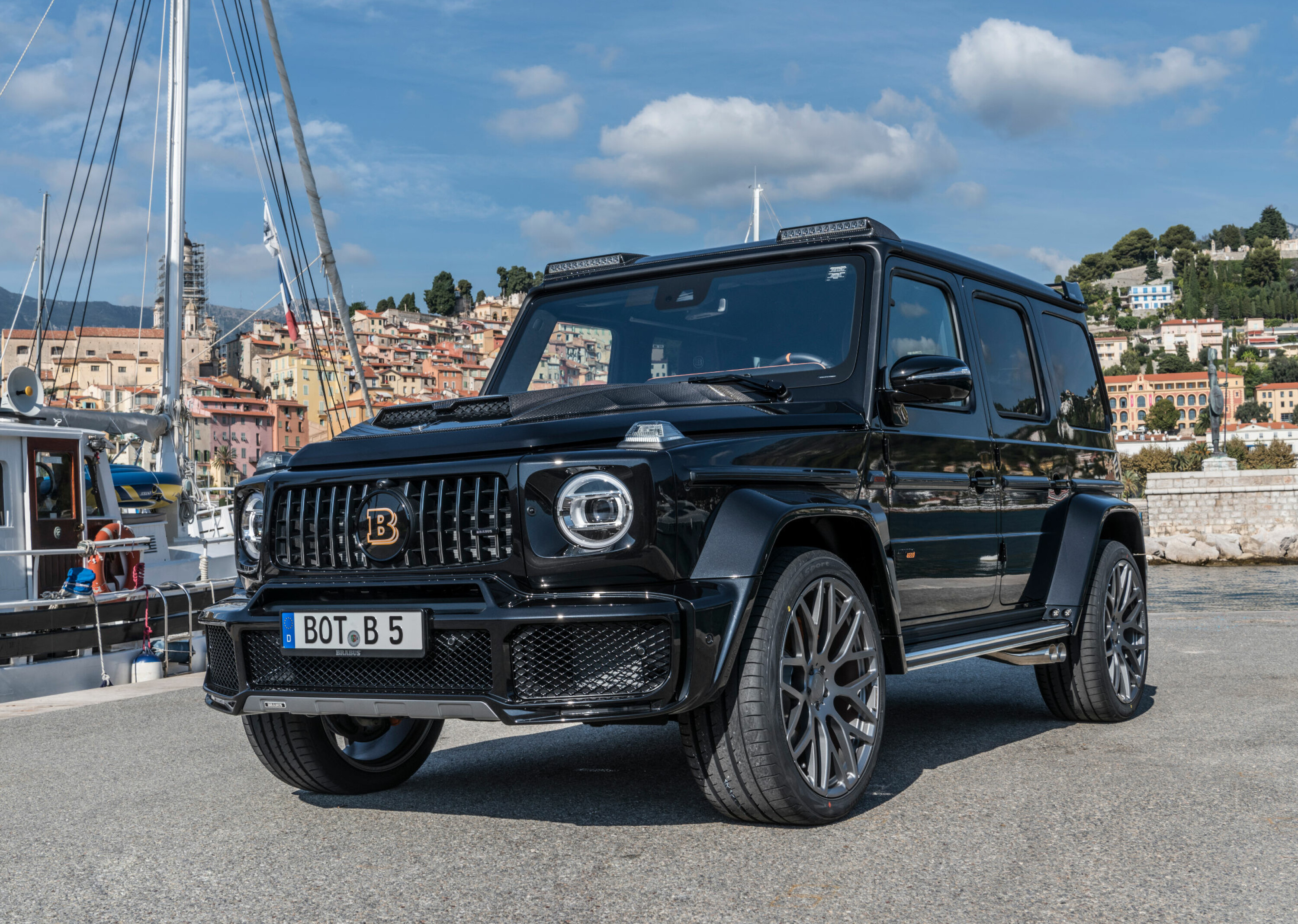 WIDESTAR: Dersom du kan ofre noen av offroad-egenskapene, så har Brabus 700 Widestar den samme motoren, men høyere toppfart og akselerasjon. Den skal greie 0-100 km/t på 4,3 sekunder, og toppfarten er begrenset til 240 km/t.