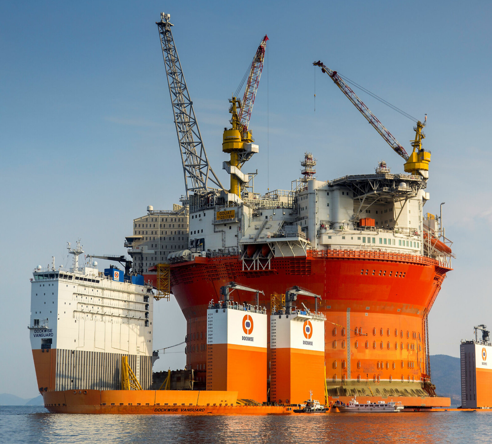 TUNGVEKT: Mitt skip er lastet med verdens største flytende, runde oljeplattform.
