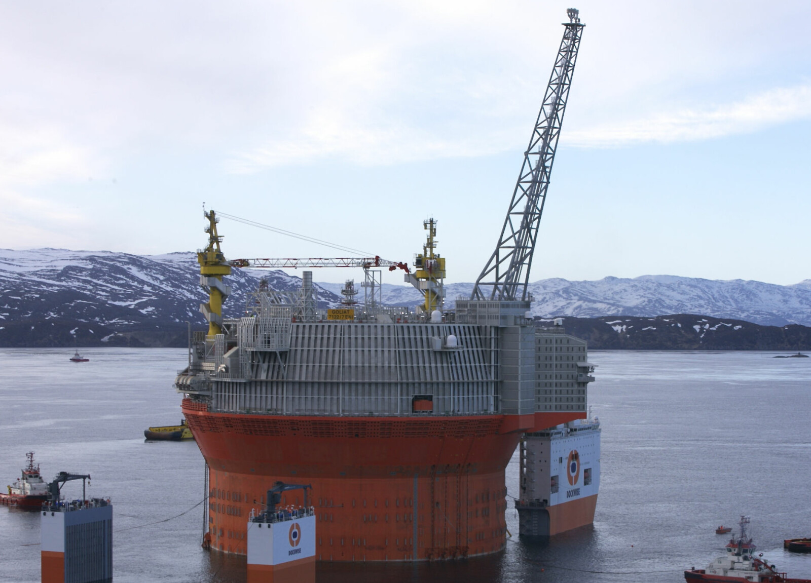 <b>SLEPES AV:</b> Her slepes Goliat FPSO av BOKA Vanguard (da Dockwise Vanguard) utenfor Hammerfest. Plattformen opereres av Eni Norge.