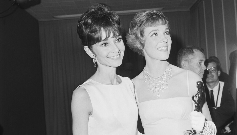 OSCAR-VINNER: Julie Andrews vant Oscar for sin rolle som Mary Poppins i filmen med samme navn. Her poserer hun med skuespillerlegenden Audrey Hepburn etter utdelingen i 1965.