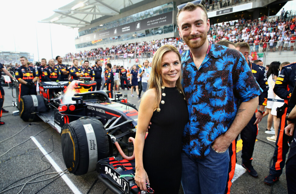 GINGER SPICE: Geri Halliwell poserer sammen med artist Sam Smith før et Formel 1-løp i Abu Dhabi.