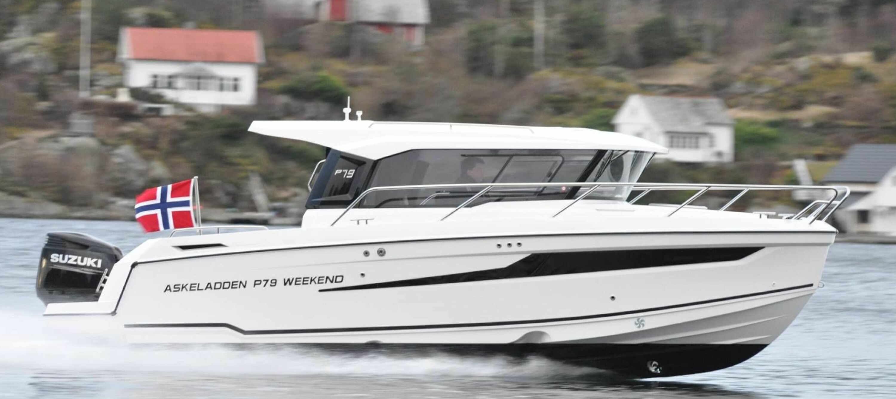 TESTET: Askeladden tester nå P79 Weekend. Båten har et skrog med 2-Stepp og en integrert motorbrakett som gir skroget helt unike ytelser for denne klassen styrhusbåter, ifølge Askeladden. Under en av testene med en Suzuki DF250 APX greide P79 Weekend en toppfart på 41 knop med bunnstoff.