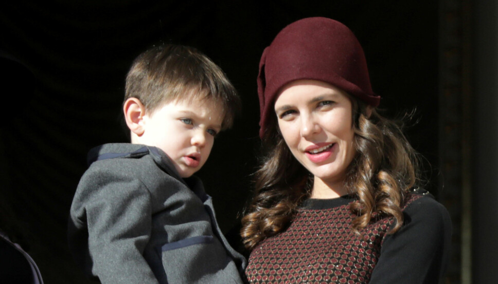 SINGEL MAMMA: Charlotte Casiraghi sammen med sin eldste sønn Raphael.