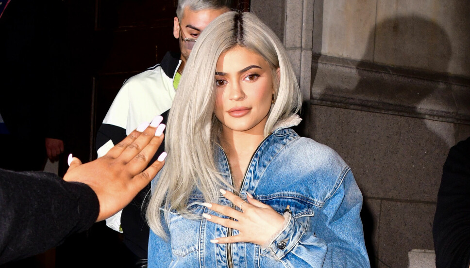 VISTE FREM NY RING PÅ INSTAGRAM: Kylie Jenner er ikke fremmed for iøyenfallende smykker, og viste nylig frem en gigantisk diamantring på Instagram. Ringen har fått ryktene om en forlovelse med kjæresten Travis Scott til å blusse opp.