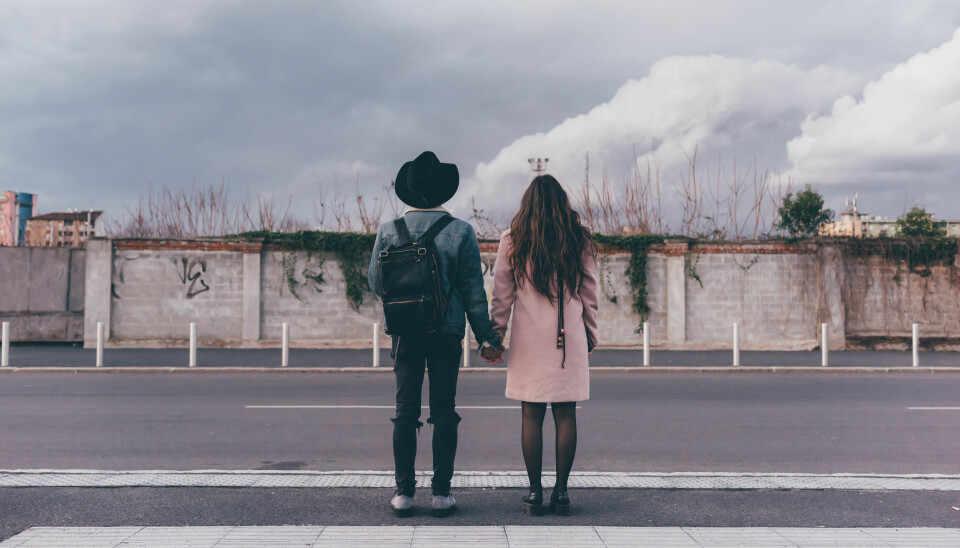 Derfor holder par hender