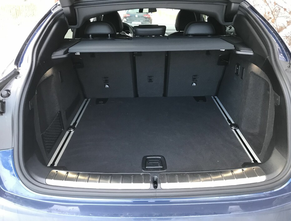 BAGASJEROM: Bagasjerommet har et oppgitt volum på 525 liter - 25 liter mindre enn X3. M40d er dermed ikke bare bygget for gøy og posering. De praktiske egenskapene kan plusses på med et hengerfeste til 10 300 kroner. Tillatt hengervekt er på 2,4 tonn.