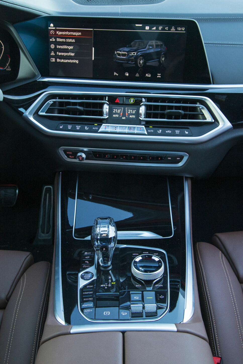 BMW X5 INSTRUMENTER: Heldigitalt dashbord i nye BMW X5, god betjeningsløsning på ratt.