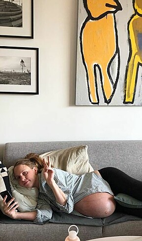 Fire dager før fødsel: Det må være greit med litt sofatjeneste og Netflix-tid i innspurten. Fire dager før fødsel: Det må være greit med litt sofatjeneste og Netflix-tid i innspurten.