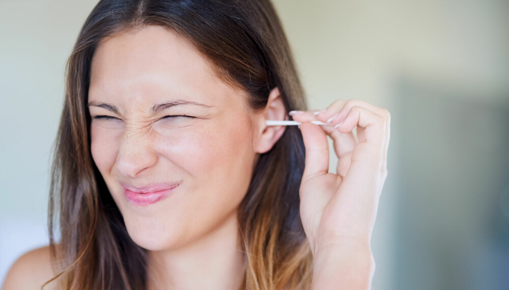 ØREVOKS: Q-tips er ikke rette måten å rense ørene på.