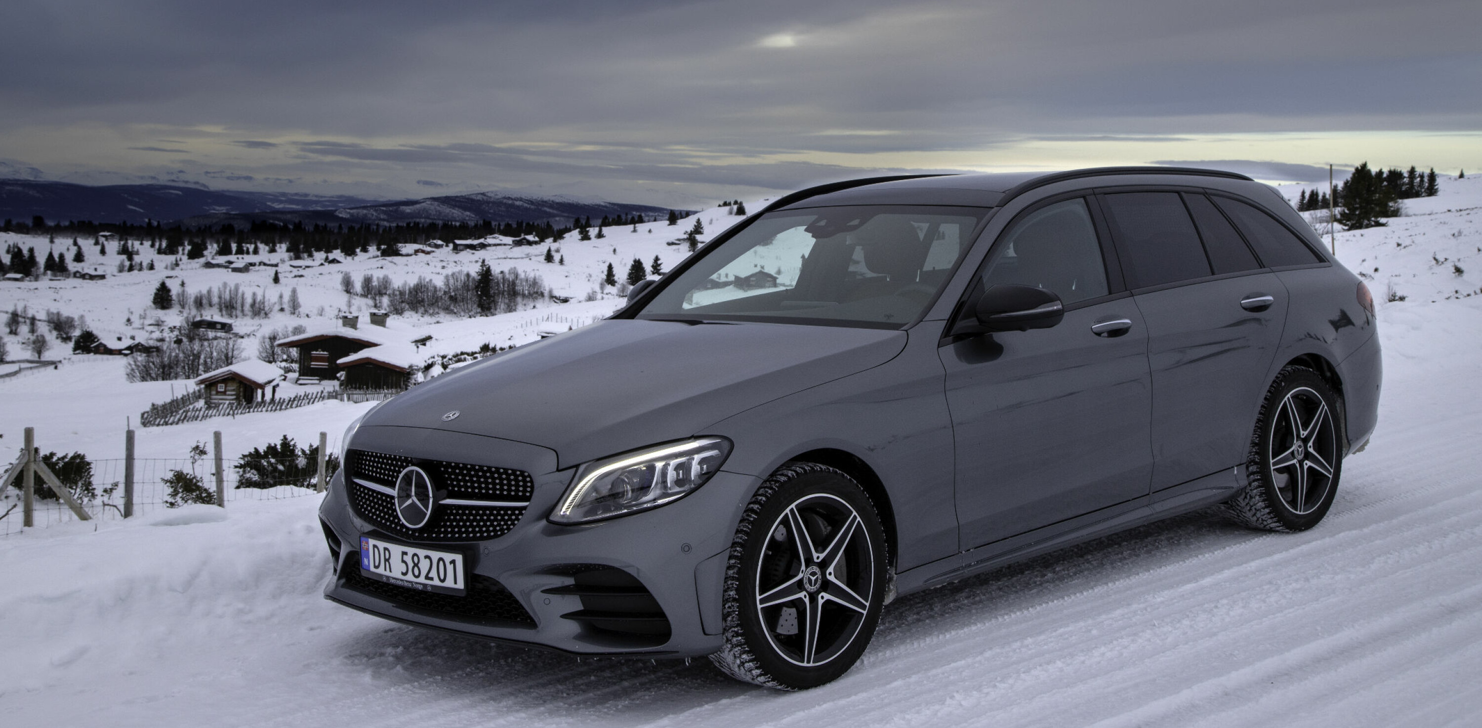 MERCEDES-BENZ C 300 d 4Matic: Motorkraft og vinteregenskaper vi setter pris på.