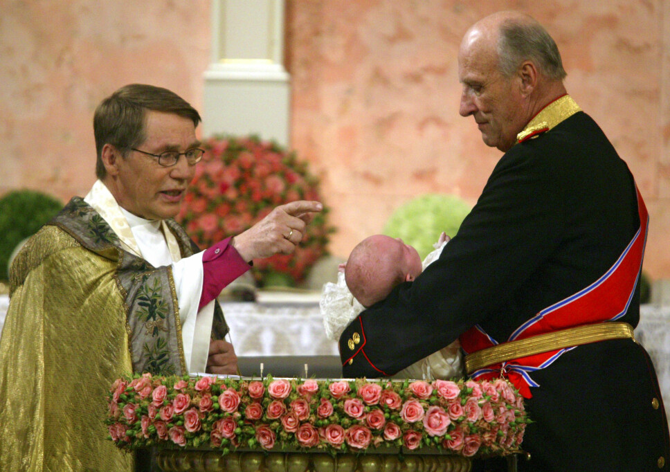 DÅPEN: Biskop Gunnar Stålsett døper prinsesse Ingrid Alexandra som holdes av kong Harald under dåpsseremonien i Slottskapellet i 2004.