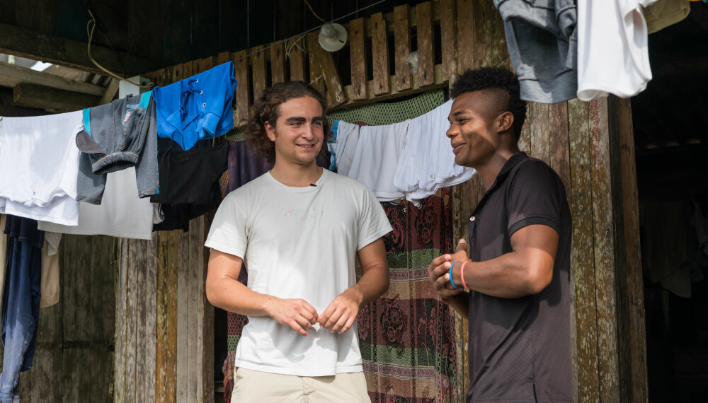 MANN TIL MANN: Marlon og Nilson
har en mann-til-mann-samtale på
balkongen til Nilson i Colombia.