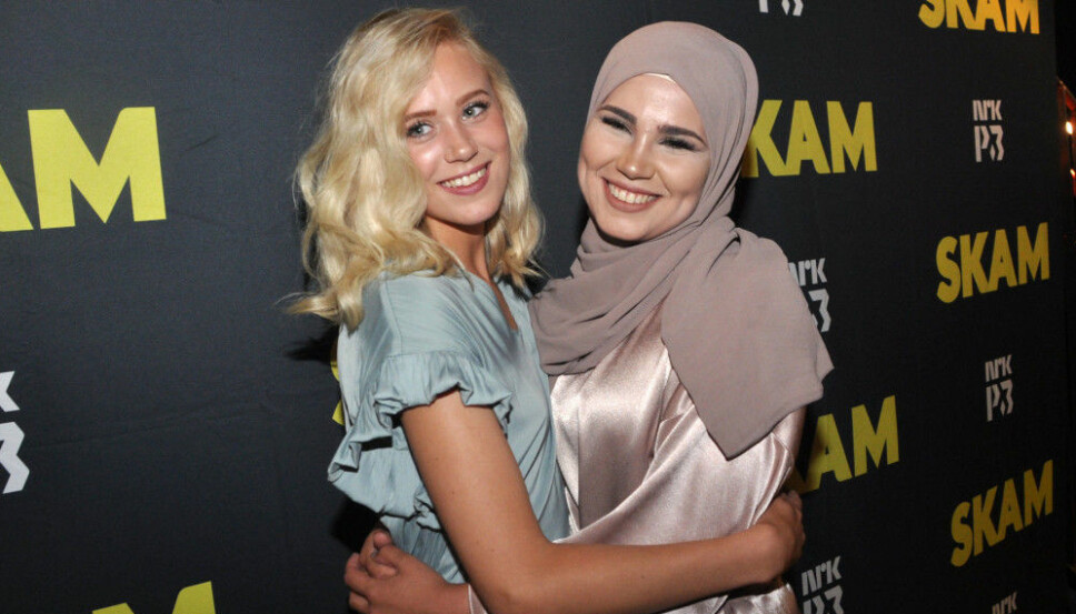 SKAM: Josefine Frida Pettersen og Iman Meskini på avslutningsfesten for Skam i juni 2017. De unge skuespillerne ble verdenskjente etter suksesserien.