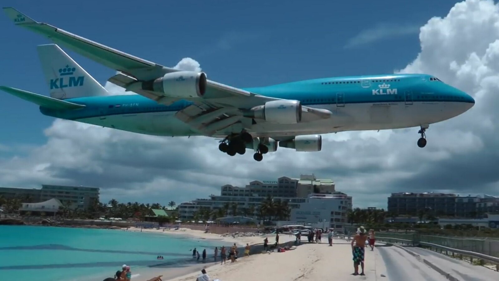 FLYKJEMPEN: Vil du se Boeing 747 og andre fly på nært hold? Da bør du tar turen til St. Martin.
