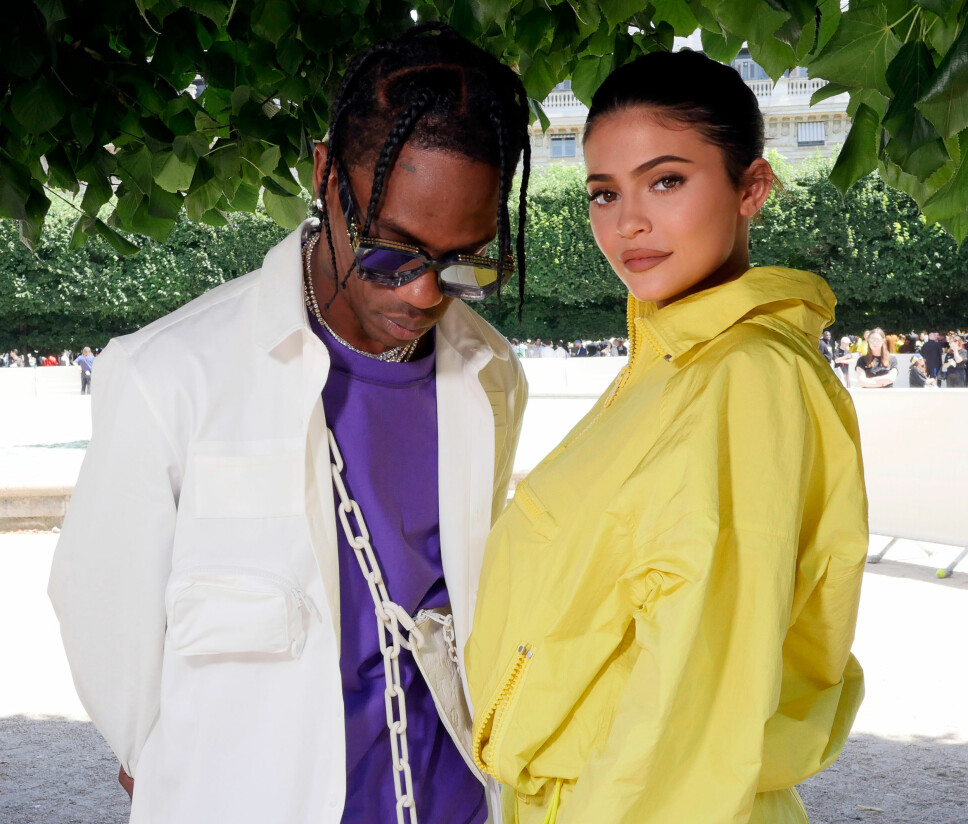NYE SPEKULASJONER: Fansen elsker å spekulere i siste nytt i forholdet til Travis Scott og Kylie Jenner. Her er paret på Louis Vuittons motevisning under Paris Fashion Week 21. juni 2018.