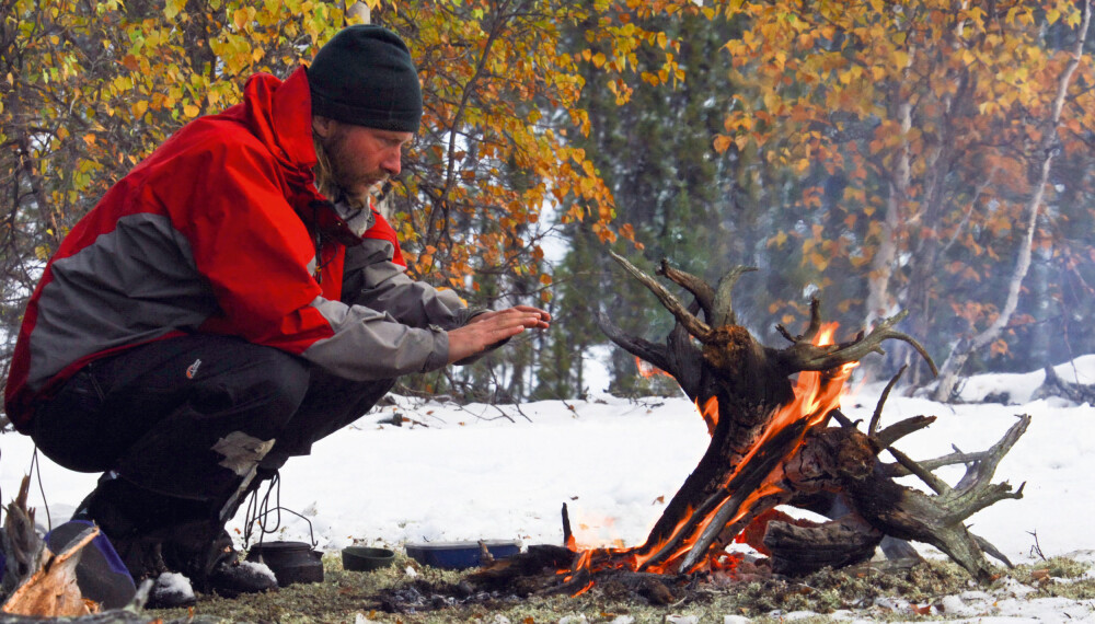 <b>VARME:</b> Bålet gir velkommen varme etter et surt døgn i Canadas skoger.