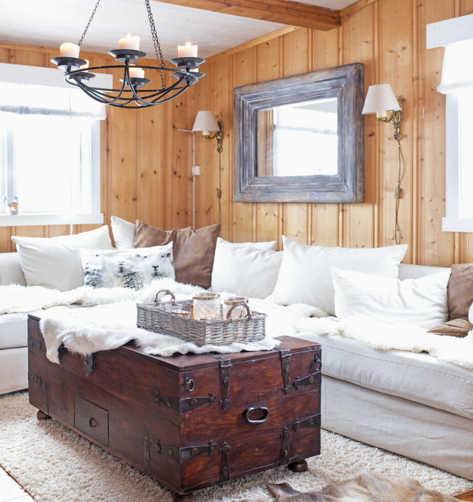 FURU + HVITT = SANT: Heidi ønsket å beholde den lune atmosfæren som furupanelet gir. For å gjøre rommet lysere, ble løsningen å male taket hvitt og møblere med en lys sofa. Sofa fra Skeidar. Når plassen er begrenset, kan det være smart med et bord som også er en kiste. Her har den lille familien samlet spill og snacks. FURU + HVITT = SANT: Heidi ønsket å beholde den lune atmosfæren som furupanelet gir. For å gjøre rommet lysere, ble løsningen å male taket hvitt og møblere med en lys sofa. Sofa fra Skeidar. Når plassen er begrenset, kan det være smart med et bord som også er en kiste. Her har den lille familien samlet spill og snacks.