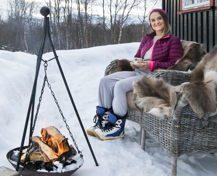 BÅLKOS: Heidi elsker å sitte ved bålpannen og kjenne varmen fra bålet.