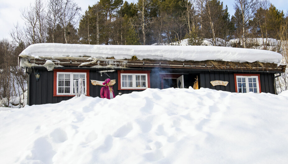 KNATTEN: Hytta har fått navn etter knausen som ligger rett bak. Den gir ekstra le rundt hytteveggene, og Heidi og datteren Mariann tilbringer mye tid utendørs.